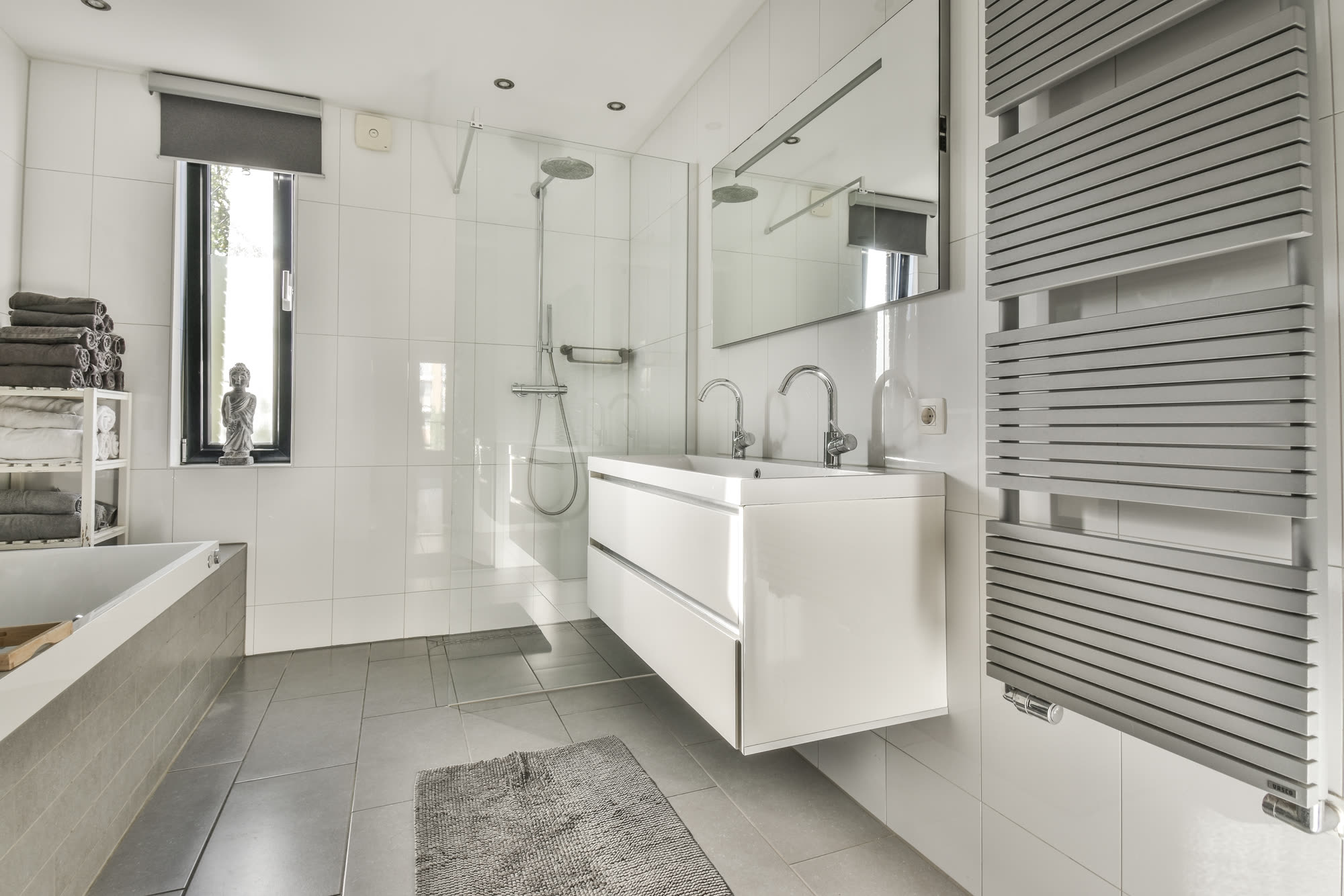 Salle de bain rénovée moderne et minimaliste — douche, lavabo, fenêtre