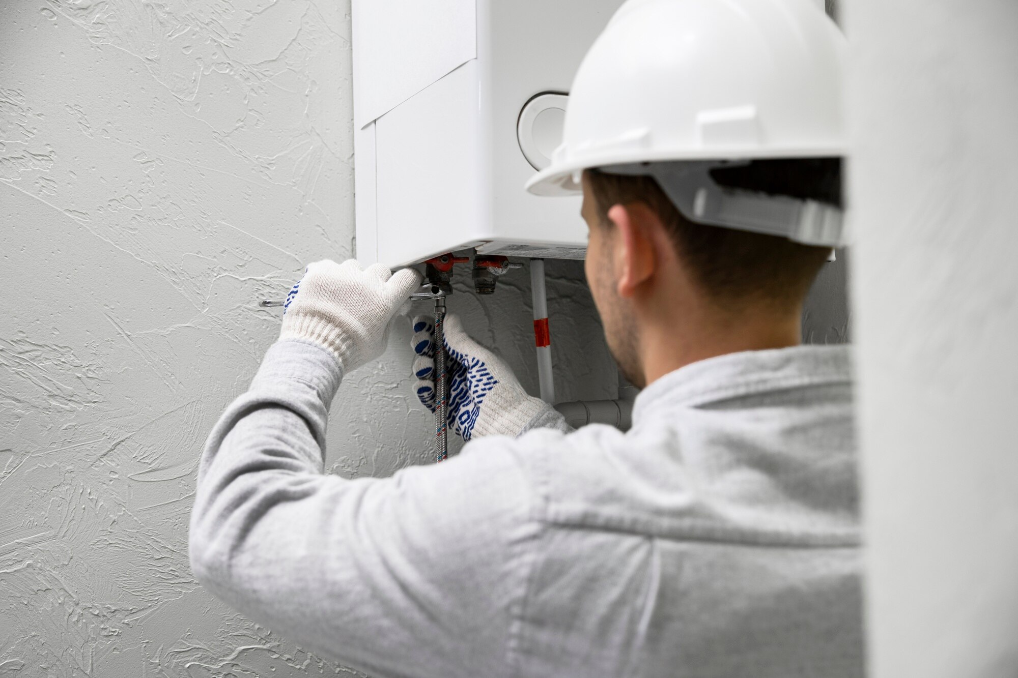 Technicien réparant un chauffe-eau