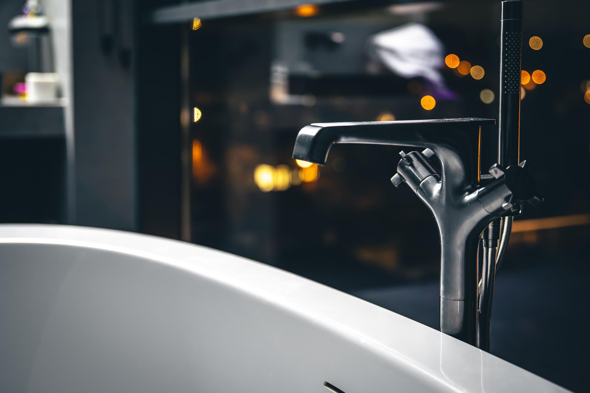 Robinetterie chrome dans salle de bains moderne