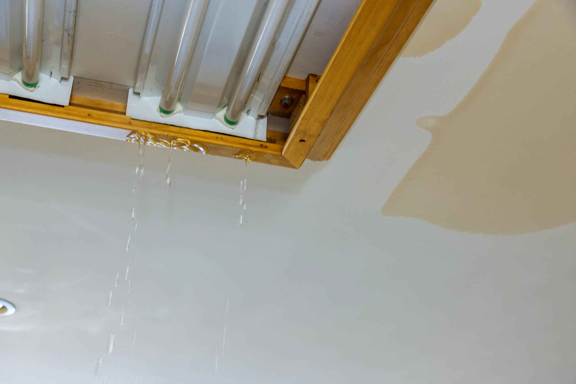Tuyau cassé avec eau qui dégouline du plafond — recherche de fuite