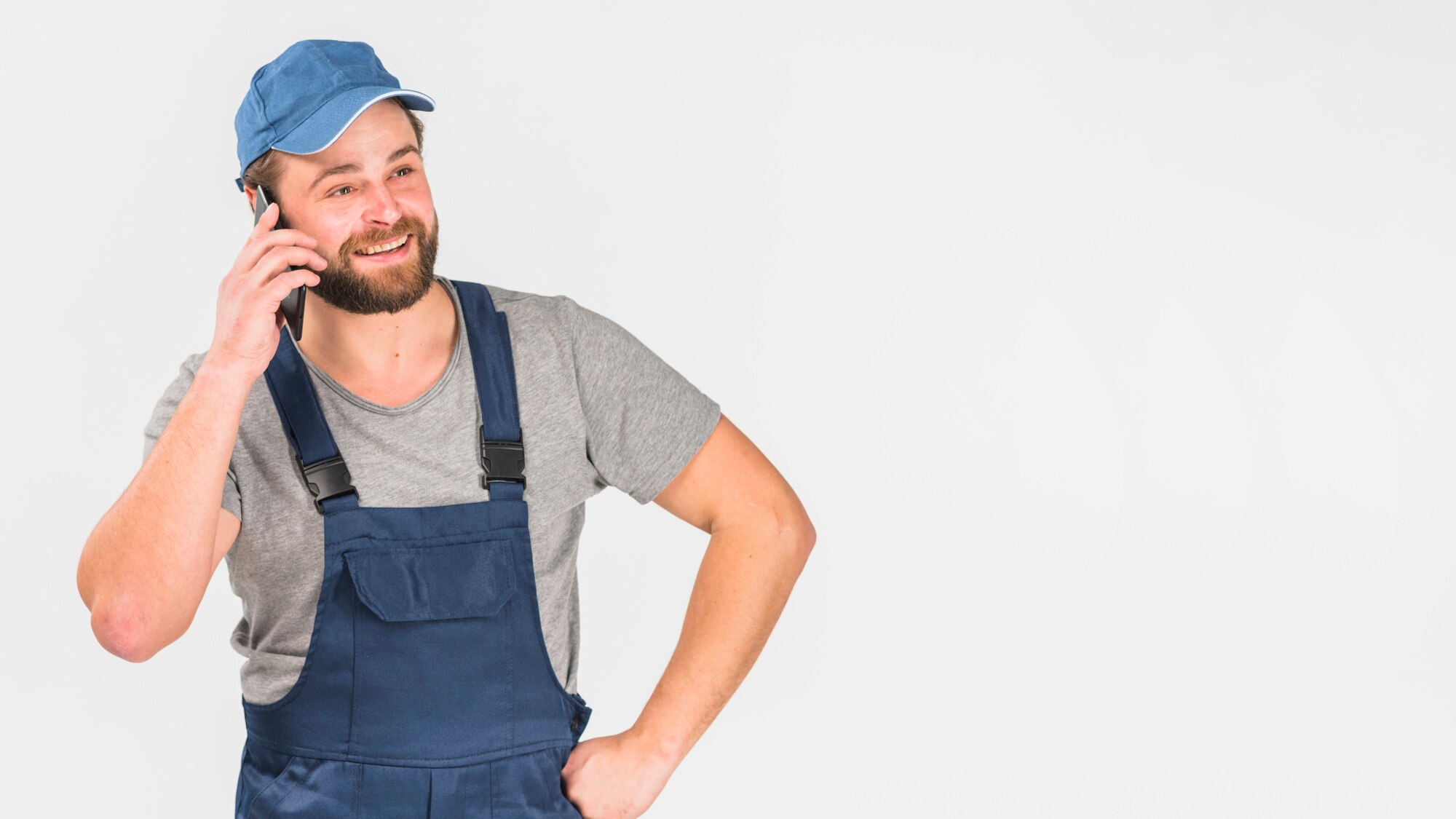 Plombier prenant un appel client